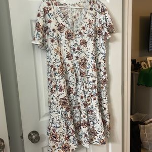 🤩 White Floral Maurice’s Dress 🤩